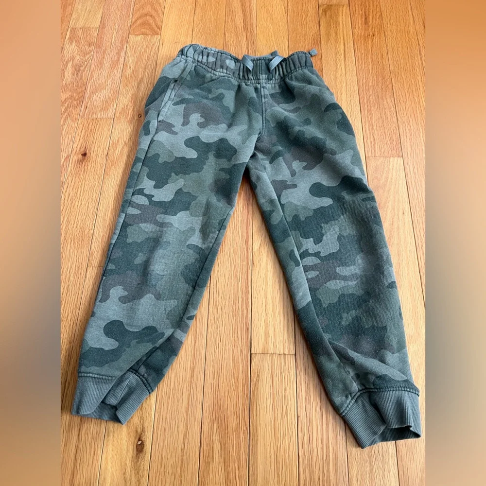 Cat & Jack Jogger Sweatpants 6 Pairs - Black, Gray, and Camouflage XS (4/5) - Picture 4 of 7
